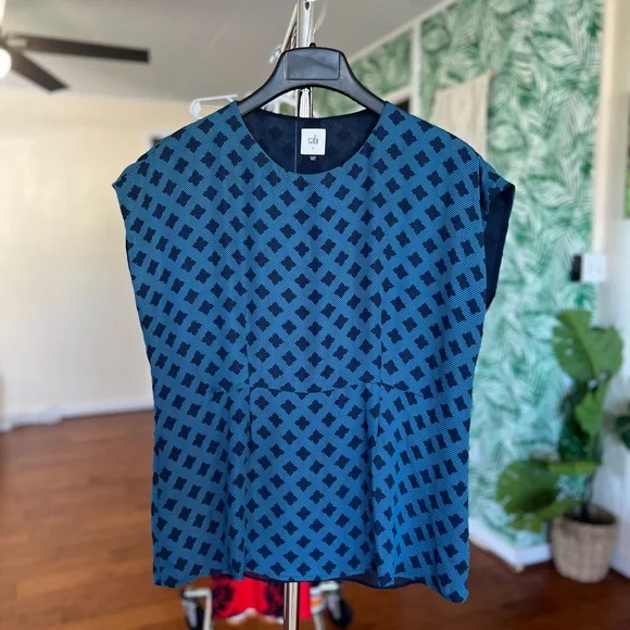 Cabi Blue Split Back Foulard Short Sleeve Blouse Geometric Shirt Top 3274 Sz M - Picture 6 of 9